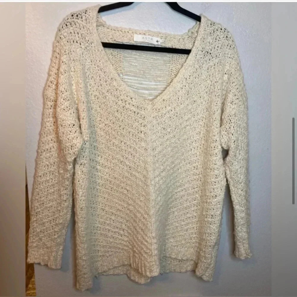 ASTR The Label Slash Back Popcorn Bouclé Sweater Size Medium Oatmeal - Picture 5 of 8